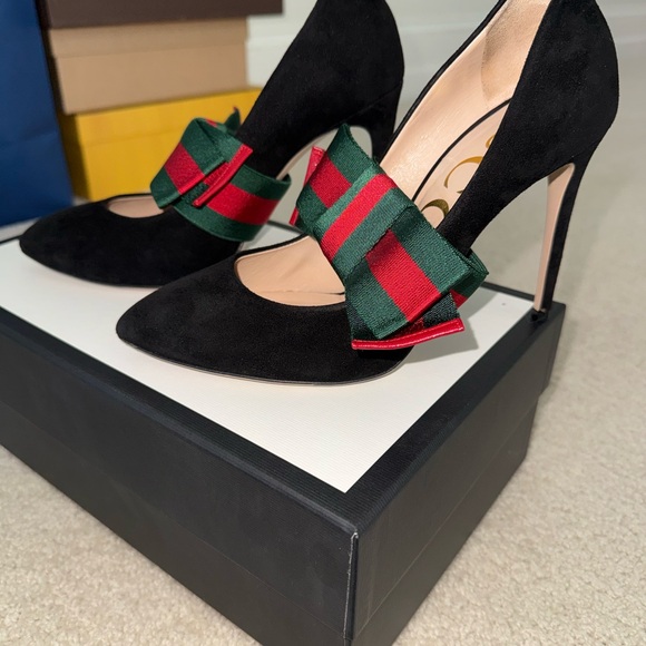 Gucci Black Suede Pointed Pumps with Green and Red Ribbon Bow - Picture 3 of 7